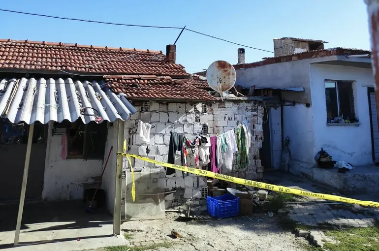 Akhisar’da eşi tarafından bıçaklanan kadın hayatını kaybetti
