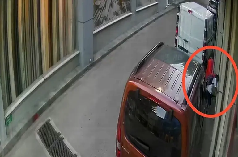 Akran zorbalığı kameraya böyle yansıdı
