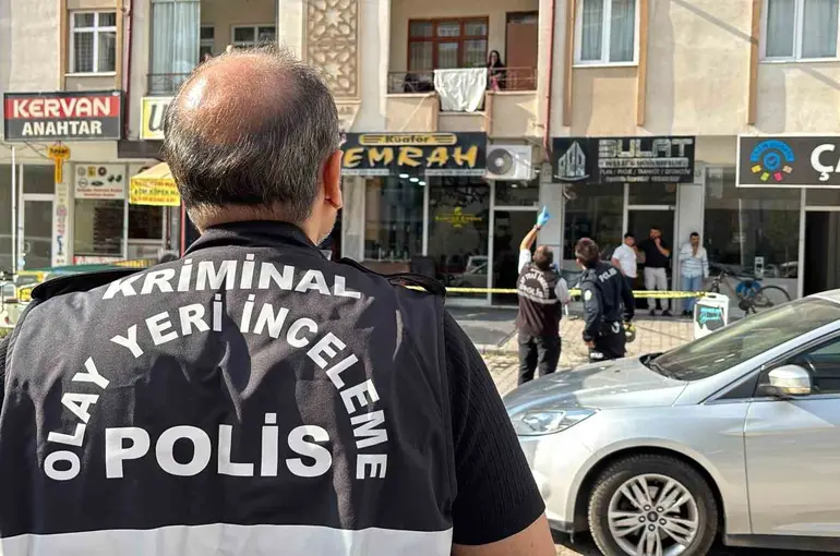 Aksaray’da 5. kattan düşen adam ağır yaralandı
