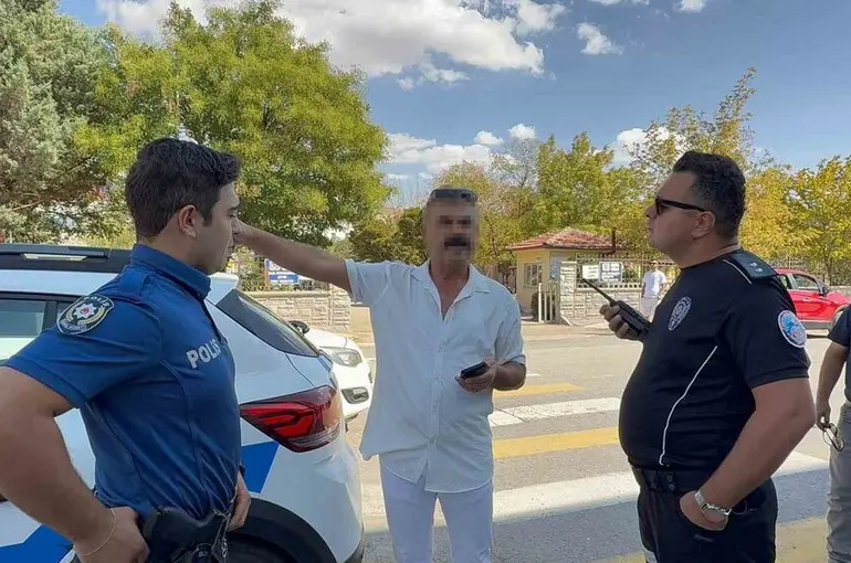 Aksaray’da öğrenci velisi okul müdürünü yumrukladı

