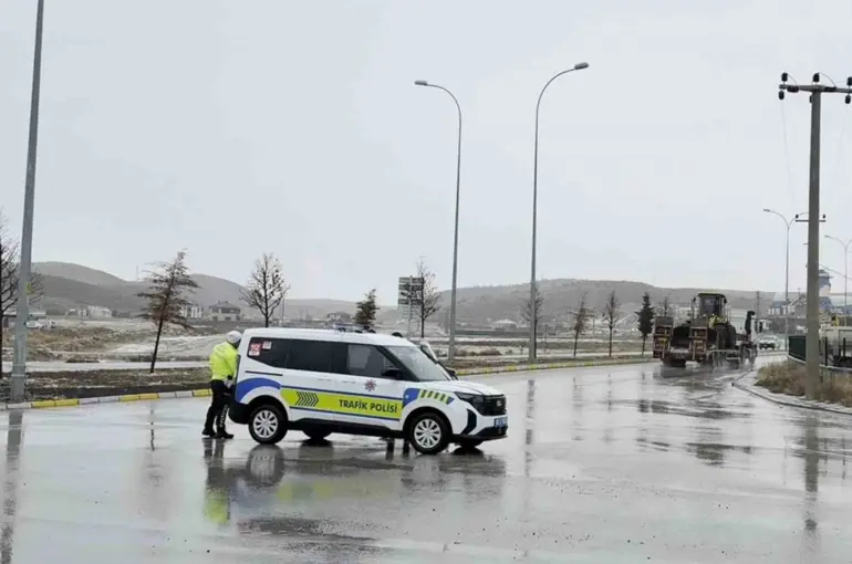 Aksaray’da Ortaköy yolu yoğun kar yağışı nedeniyle ulaşıma kapatıldı
