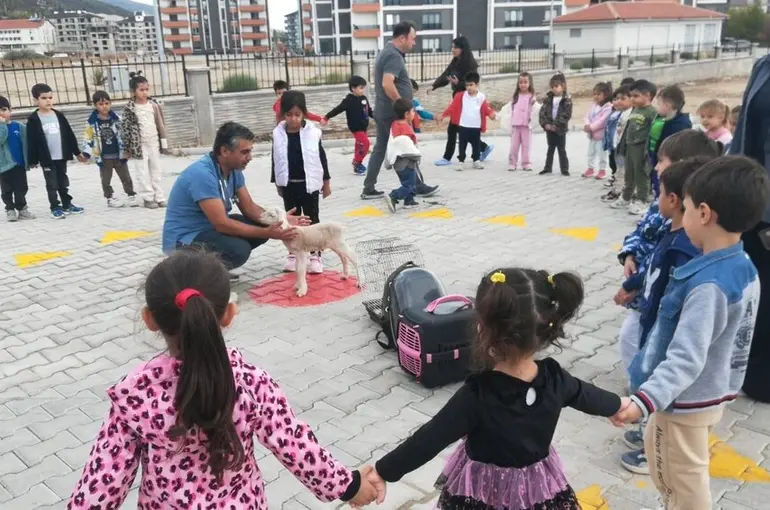 Akşehir’de çocuklara hayvan sevgisi aşılandı
