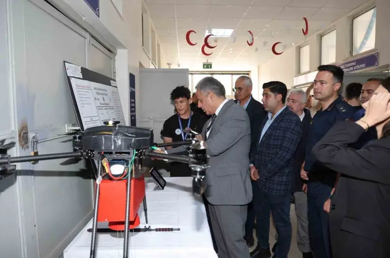 Aksu Uçak Bakım Lisesi’nde bilim fuarı açıldı
