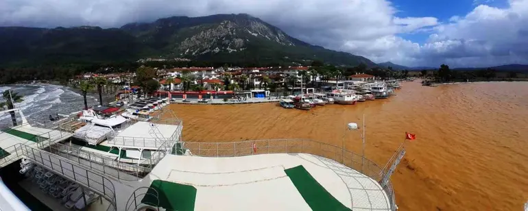 Akyaka’da denizin rengi kahverengiye döndü
