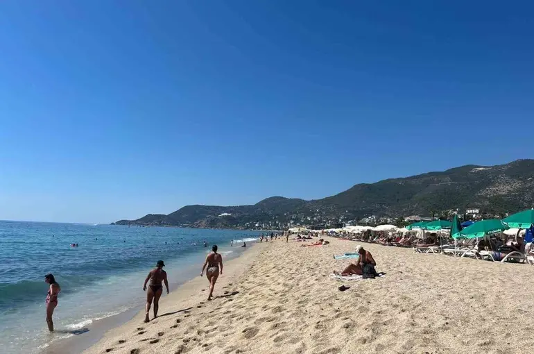 Alanya’da eylül ayında plajlar doldu
