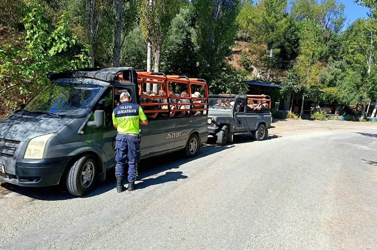 Alanya’da safari araçlarına yönelik denetimlerde 3 araca 32 bin TL ceza
