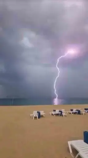 Alanya’da şimşekler geceyi gündüze çevirdi
