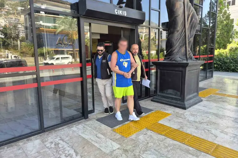 Alanya’da Türk bayrağına tüküren İngiliz turist tutuklandı
