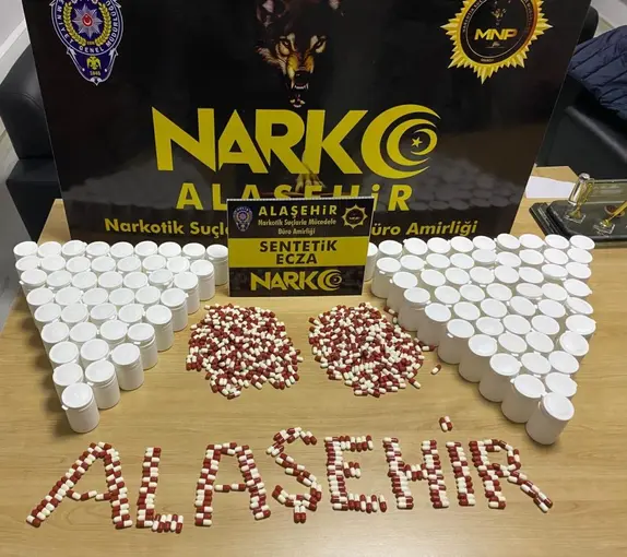 Alaşehir’de araçta binlerce sentetik ecza ele geçti: 2 tutuklama
