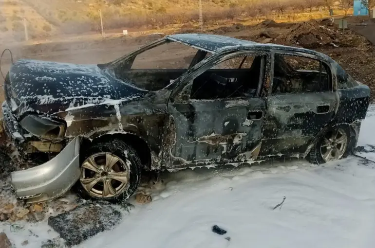 Alev alev yanan otomobil hurdaya döndü
