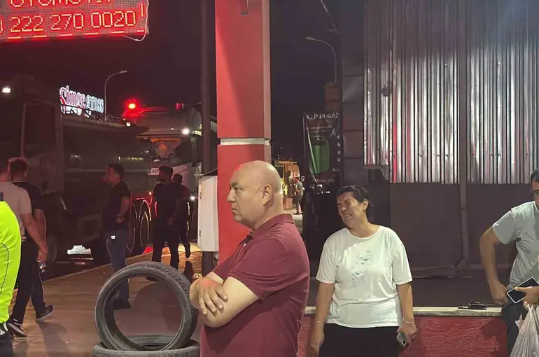 Alevlere teslim olan iş yerlerini gözyaşlarıyla izledi
