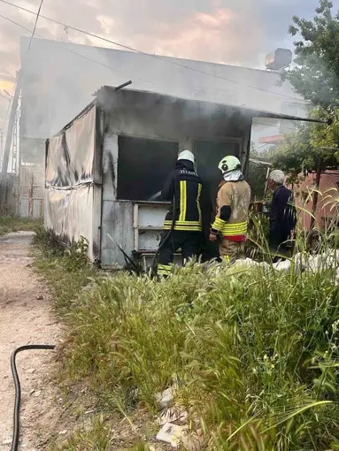 Alevlere teslim olan  konteyner kullanılamaz hale geldi
