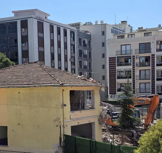 Aliağa’da 54 yıllık ortaokul binası yenilenmek üzere yıkıldı
