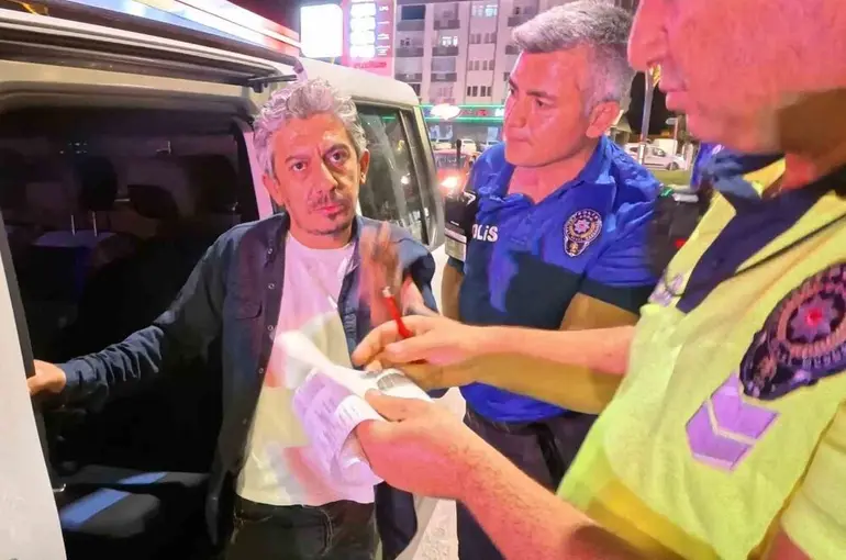 Alkol alıp direksiyona geçti, kaza yapıp gözaltına alınınca, "Hayvan mıyım?" dedi
