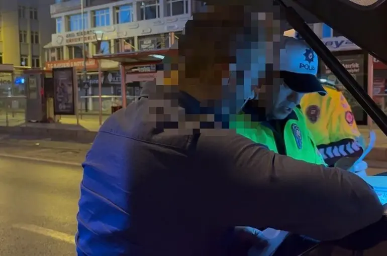 Alkollü sürücü ters yönden ilerleyerek, servis aracına çarptı

