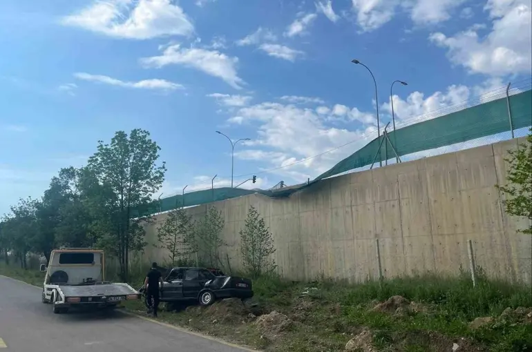 Alkollü sürücünün kullandığı araç askeri birliğin bahçesine uçtu
