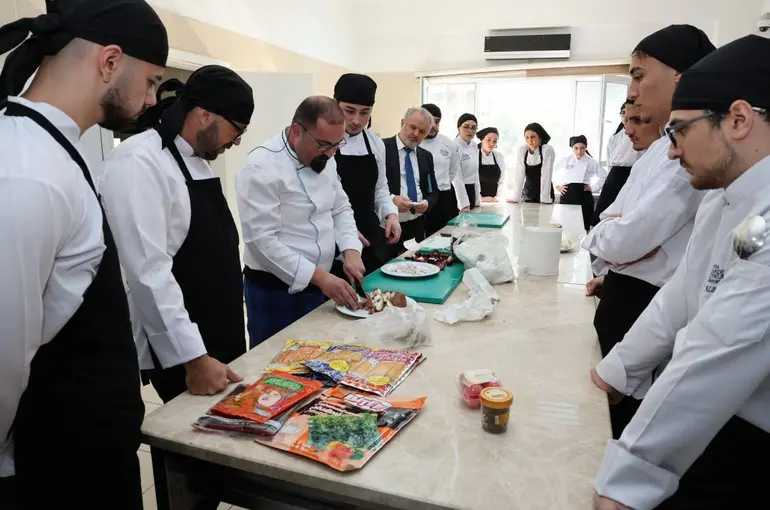 ALKÜ’lü öğrenciler Uzak Doğu mutfağını uzmanından öğreniyor
