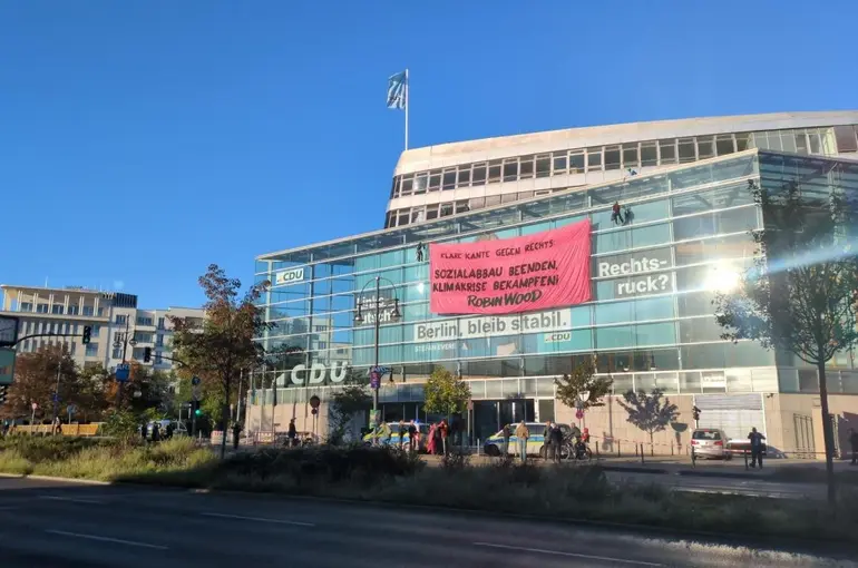Almanya’da Başbakan Merz’in partisine pankartlı protesto
