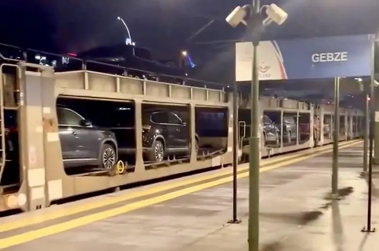 Almanya’dan sipariş edilen Togg otomobilleri trenle Avrupa’ya gidiyor
