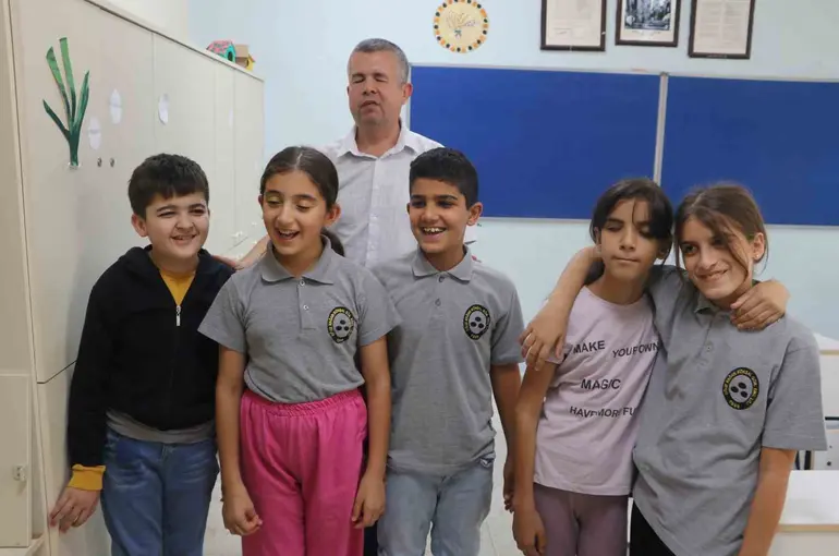 Alpay öğretmen, öğrencilerine gönül gözüyle yol gösteriyor
