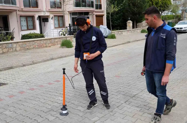 Altın değil, su kaçağı arıyorlar
