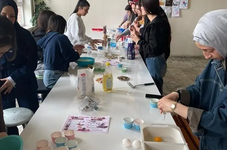 Altıntaş MYO’da Mini Kek Atölyesi düzenlendi

