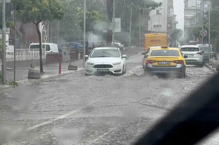 Amasra’da sağanak alarmı: Cadde ve sokaklar göle döndü
