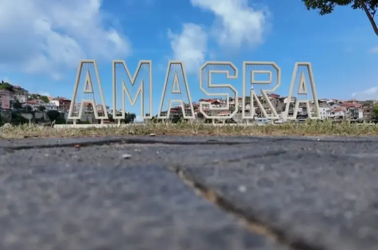Amasra’ya ışıklı tabela
