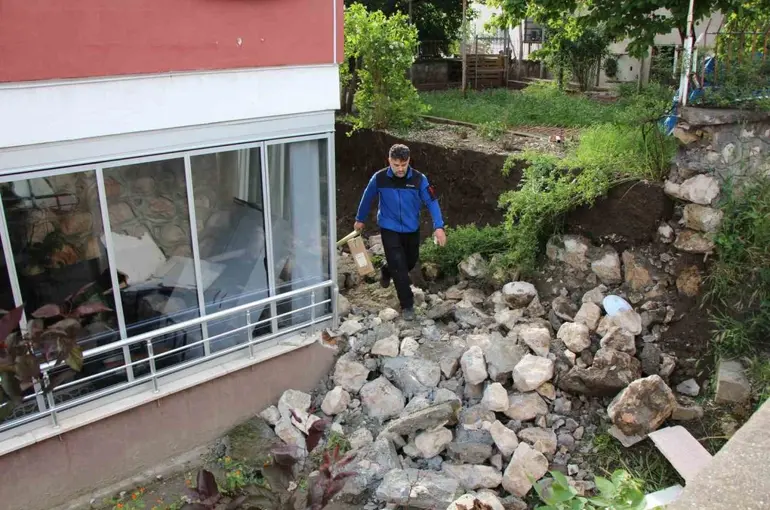 Amasya’da duvar yıkıldı, gürültüyü duyanlar deprem sandı
