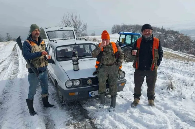 Amasya’da su kanalına düşen karacayı avcılar kurtardı
