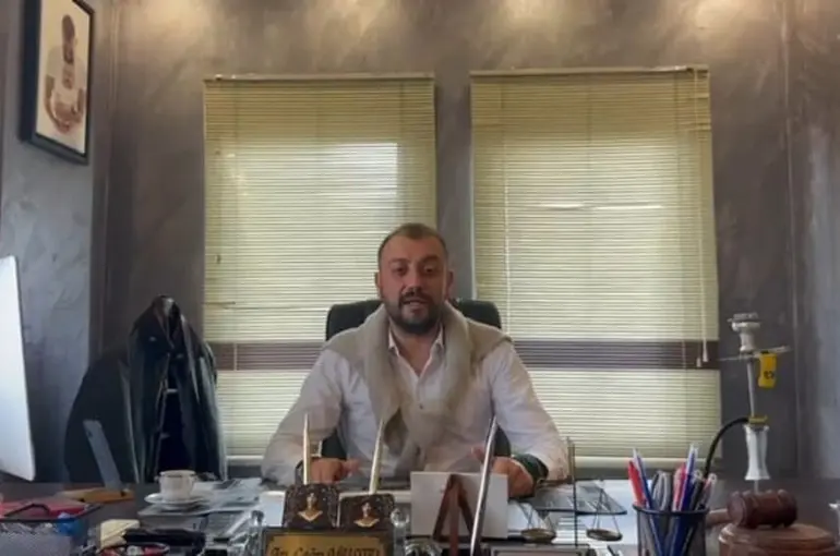 Amatör kulübe destek gecesinde ödül "boşanma avukatlığı" oldu
