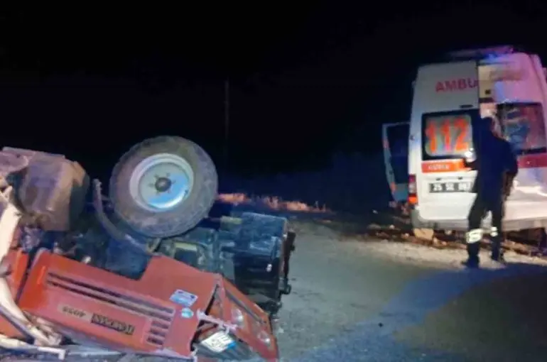 Ambulans traktöre arkadan çarptı: 4 yaralı
