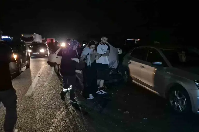 Anadolu Otoyolu’nda zincirleme kaza: 4 yaralı

