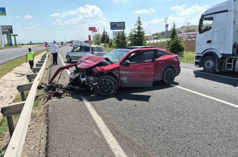 Ankara-Eskişehir kara yolunda 3 aracın karıştığı trafik kazası
