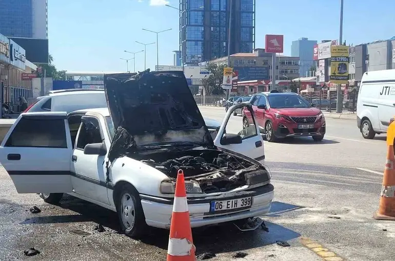 Ankara’da araç yangını paniğe neden oldu
