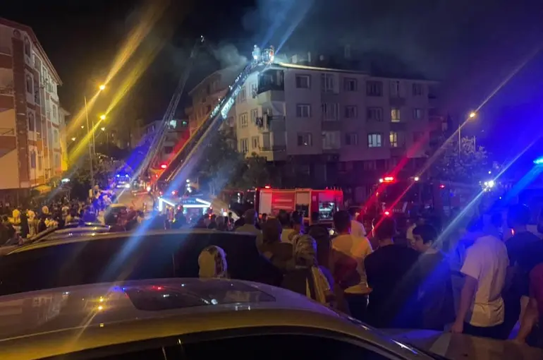 Ankara’da binanın çatısında çıkan yangın söndürüldü
