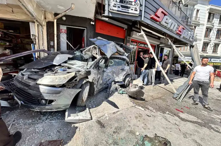Ankara’da EGO otobüsü iş yerine girdi: 7 yaralı
