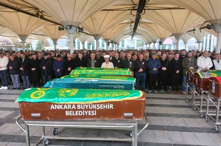 Ankara’da gaz sızıntısından vefat eden baba ile kızı son yolcuğuna uğurlandı
