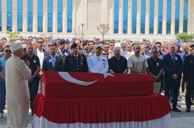 Ankara’da helikopter kazasında hayatını kaybeden pilot son yolcuğuna uğurlandı

