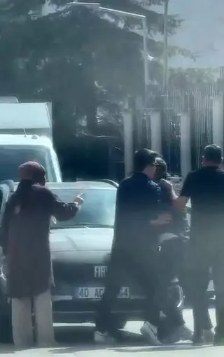 Ankara’da sürücüler arasındaki yol verme tartışması kamerada
