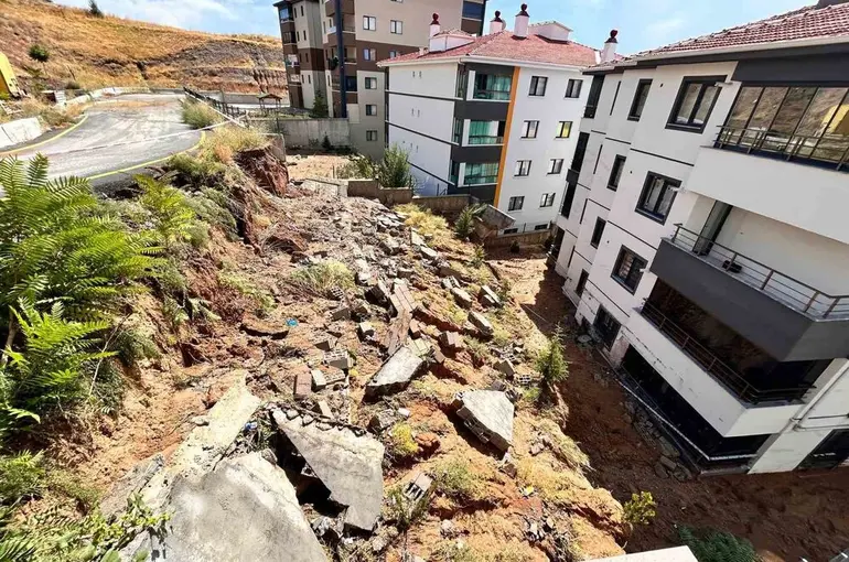 Ankara’da yağmur sonrası istinat duvarı yıkıldı
