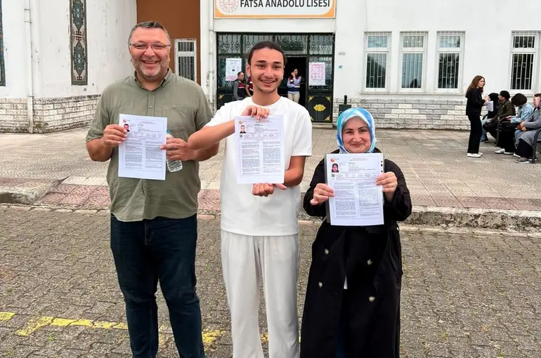 Anne, baba ve oğul aynı okulda YKS heyecanı yaşadı
