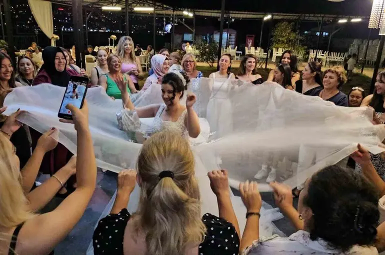Anne, özel gereksinimli kızının gelinlik giyme hayalini gerçekleştirdi
