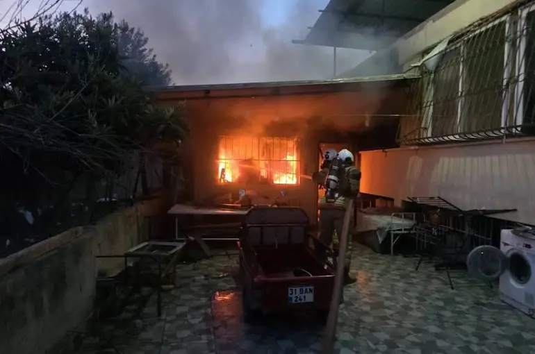 Antakya’da evden alevler yükseldi
