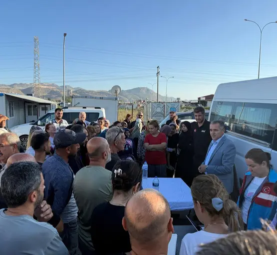 Antakya’da konteynerde yaşayan depremzede vatandaşlara  tahliye süreci anlatıldı
