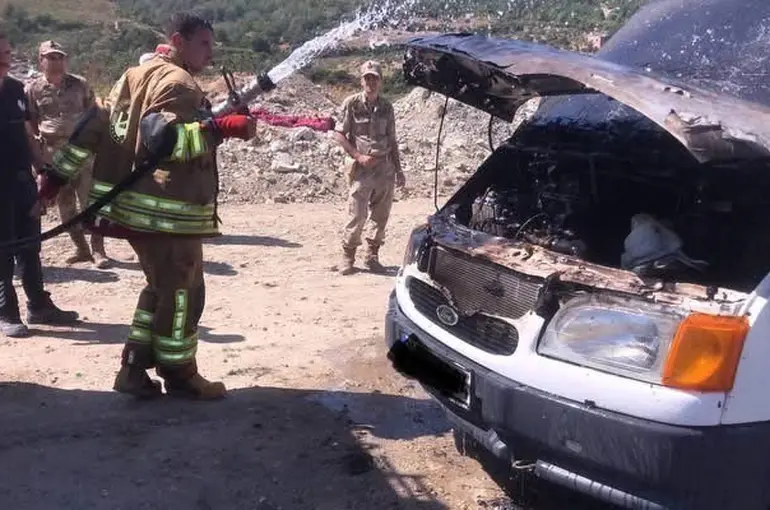 Antakya’da minibüsün motorundan alevler yükseldi
