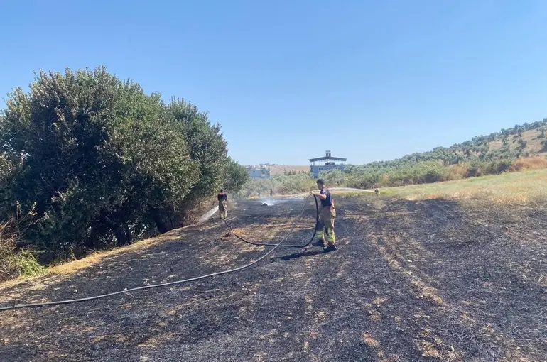 Antakya’da otluk alan yangını kontrol altına alındı
