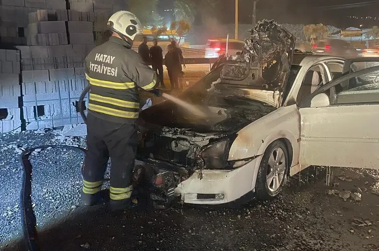 Antakya’da otomobilin motor kısmı yandı
