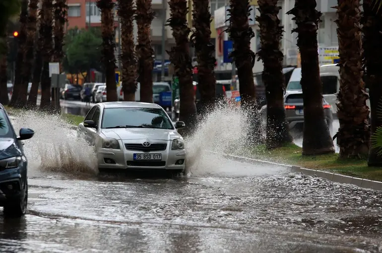 Antalya'da şiddetli yağış ve yıldırımlar etkili oldu