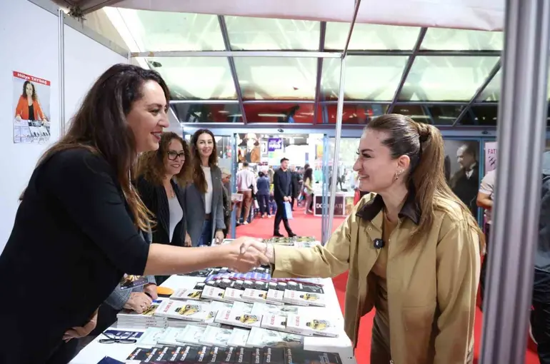 Antalya Kitap Fuarı’nda ikinci gün yoğunluğu
